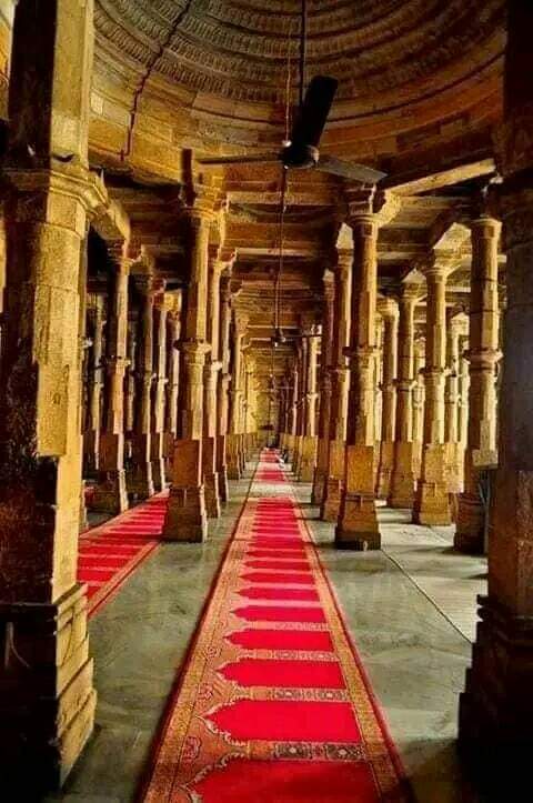 VoicefrEquality's tweet photo. This is Jama Masjid, Ahmedabad in Gujarat.

From which angle does this look like a masjid? How smartly they are occupied, modified, and renamed. 

Hindu symbols in Masjid, who will believe that? https://t.co/54ebnWXYFF