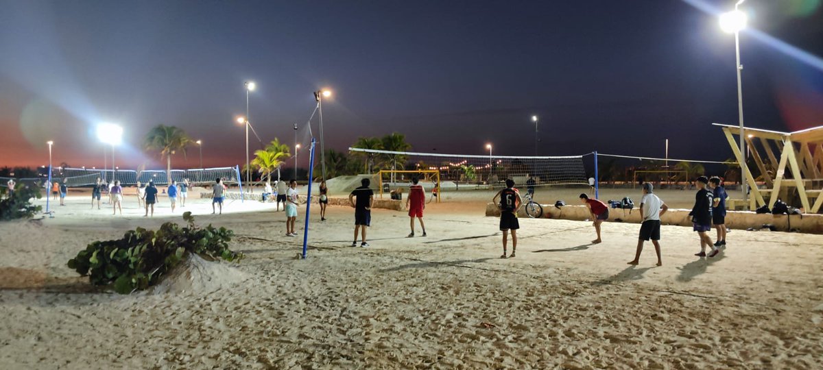 SEDATU_mx's tweet photo. Si aún no tienes planes para el fin de semana, ¡no lo pienses más!
Te invitamos al parque de playa que construimos en Progreso, #Yucatán, a través del Programa de #MejoramientoUrbano.
Practica algún deporte o simplemente disfruta del atardecer.
#ProgresoLate❤️ https://t.co/Vn8keiFV9A
