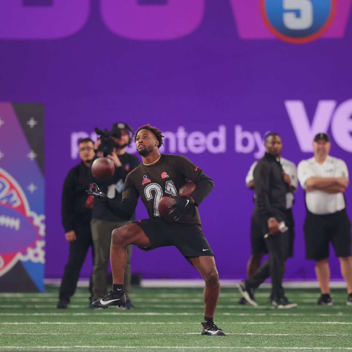 Future reference: Don’t take your eyes off the ball!😂 I must’ve been looking to see if my momma was in the stands watching 😂 @NFL #ProBowlGames