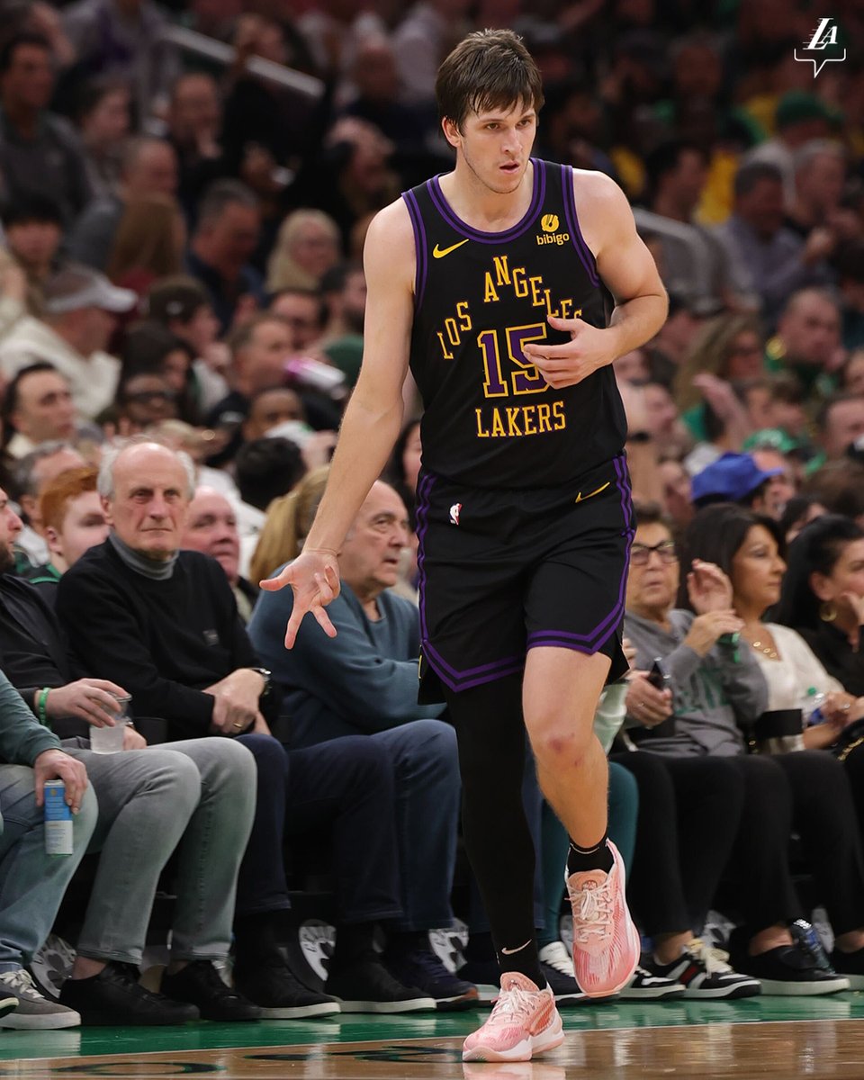 Lakers's tweet photo. 30 points for No. 15 💪 https://t.co/8AzO6ztcJg