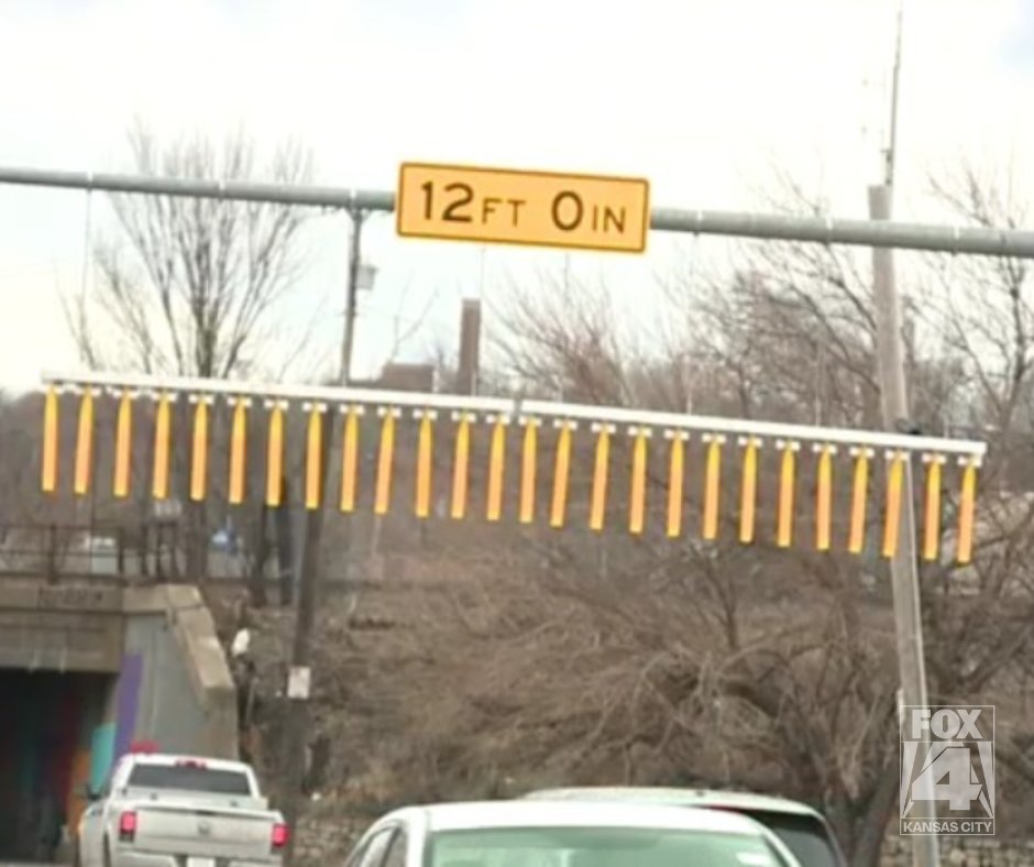 On Thursday, a warning curtain went up in front of the infamous Independence Avenue Bridge to alert drivers if their vehicle is too tall for it. trib.al/ITaJZzr