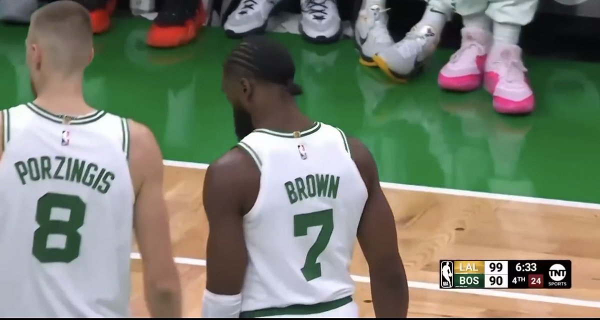 NewNBACommish's tweet photo. Jaylen Brown asked his barber for the lunch lady special apparently. https://t.co/Tj4cLa1SYM