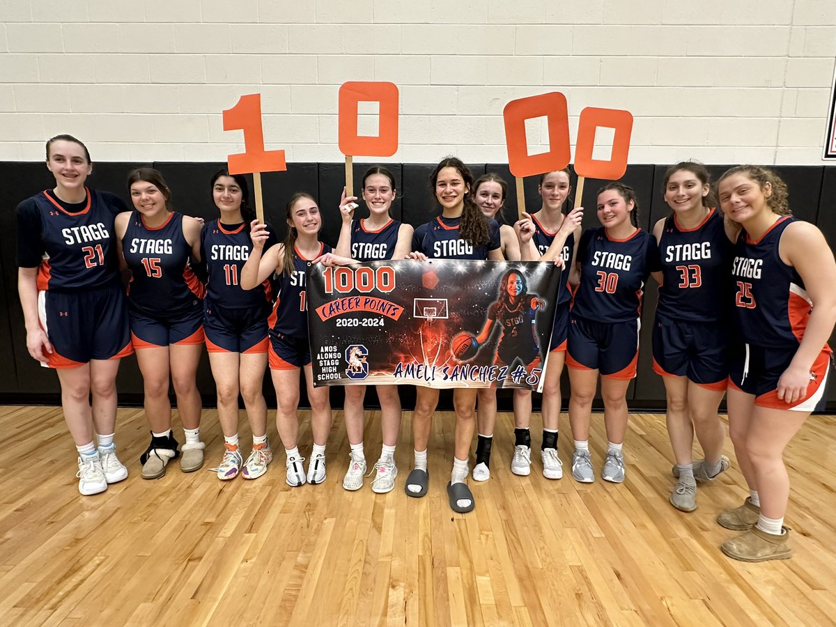 sanchez_tatum's tweet photo. She did it! Congrats to @AmeliSanchez6 on achieving this milestone. 6th Stagg girls basketball player to get to do that. Thanks to the cheering squad and team for the support!
🤩🏀1️⃣0️⃣0️⃣0️⃣🏀🤩 @StaggGirlsHoops @ChiHoopsExpress  @NCCWBB @NCCmccloskeybax @VossPreps https://t.co/x6hvEBsbmS