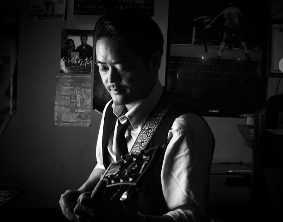 出演者紹介
【shimpei】
実に2年ぶりに『Ｇ音ＦＥＳ』に出演してくれる『shimpei』さん。
今回もギターによる弾き語りを魅せてくれます。
ギター１本での
濃厚な弾き語りを是非楽しんでください。