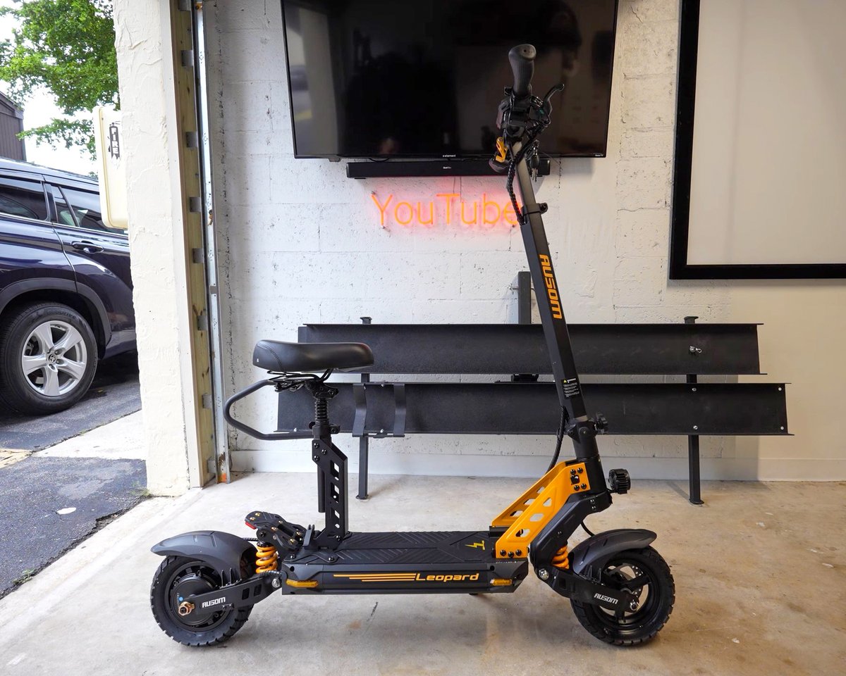 Ausomstore's tweet image. Looking for an e-scooter that combines style with performance? The Ausom Leopard is your perfect match! With its sleek design and top-notch features.

🔗Learn more at ausomstore.com
.
.
.
#Ausom #StyleMeetsPerformance #AusomLeopard #RideInStyle