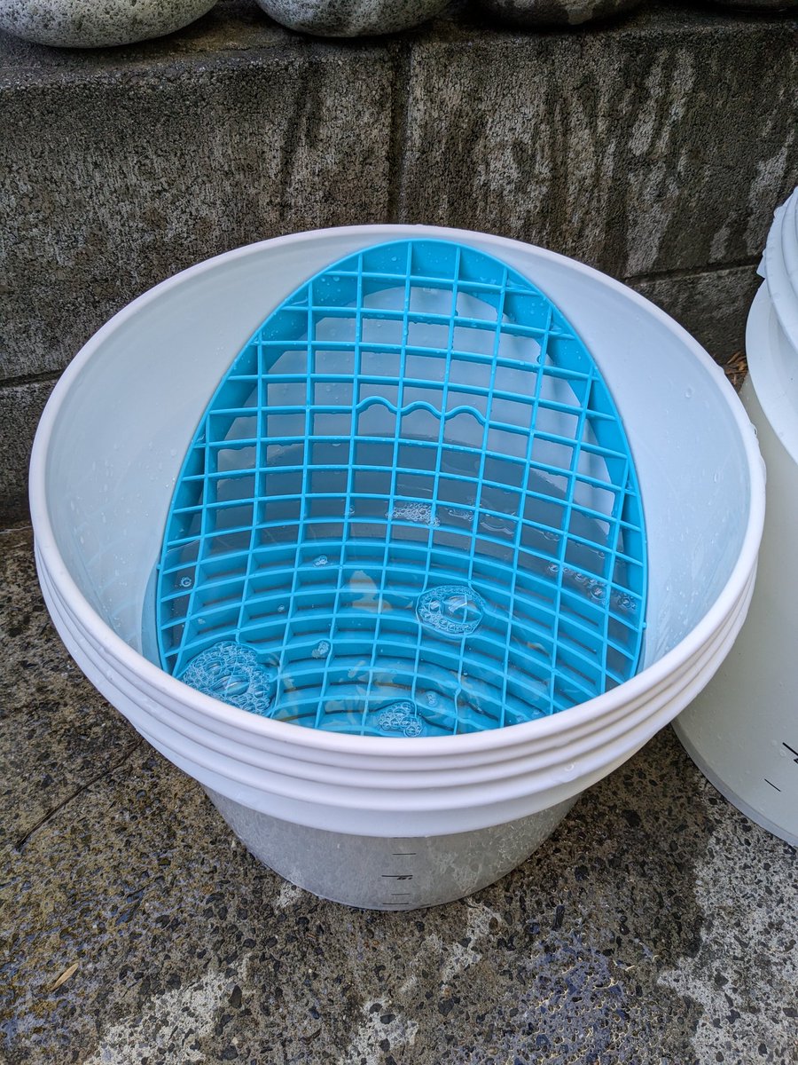hiro_carwash's tweet photo. DETAIL GUARDZ 14Lバケツ(左)と18Lバケツ(右)にCHEMICAL GUYS Mitt Slideをセットした状態
14Lサイズでも濯げます 買って良かった🤩👍
#DETAILGUARDZ
#CHEMICALGUYS
#CHEMICALGUYSMittSlide
#SpeedShine https://t.co/ZFXImXiZHH