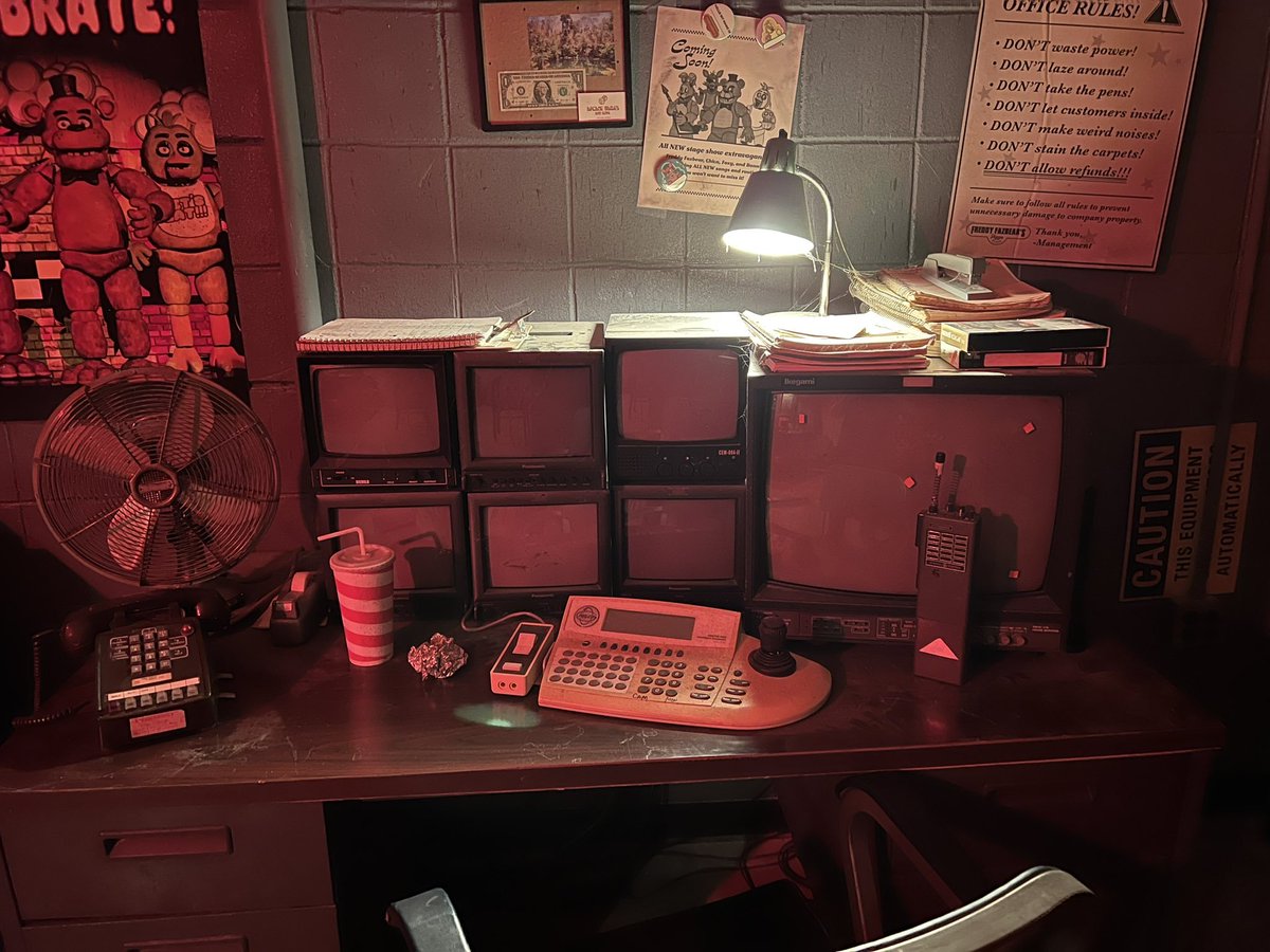 games878787's tweet photo. Noticias FNaF Película!
Brett nos comparte una nueva foto HD de la oficina de la película!

"El rodaje comenzó hoy hace un año! Aparte de algunas escenas con Golden Freddy, la mayor parte de las siguientes semanas se rodaron en locaciones y sin animatrónicos."

#FNaF #FNaFNews #FNaFNoticias #FNAFMovie