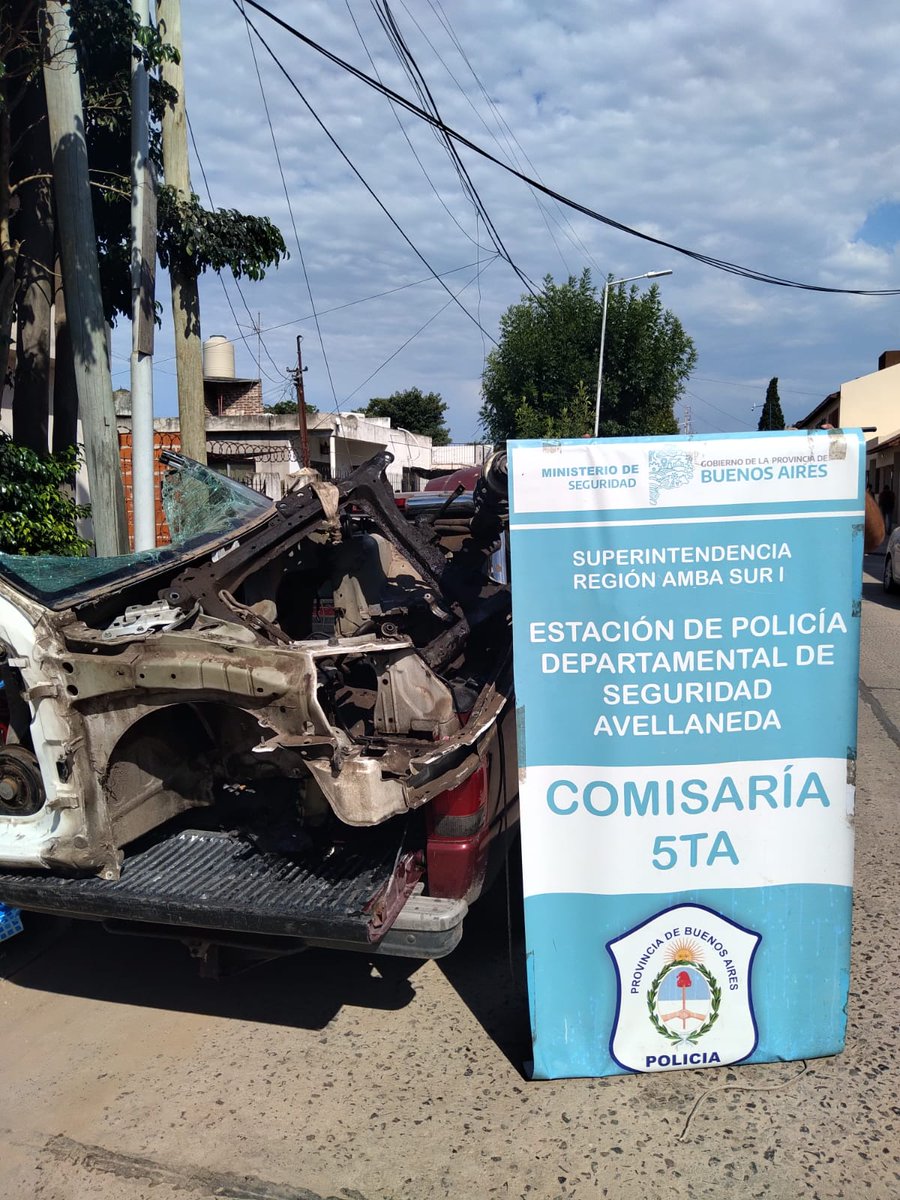 enlamiraradio's tweet photo. 🔴Wilde: cayeron "los príncipes del corte". Se dedicaban al desguace ilegal de autopartes de vehículos 👇
https://t.co/HFpGkVcbkn @PoliciaPBA #Avellaneda #ElReyDelCorte #Elvio #LosPrincipesDelCorte #Autopartes #Desguace #Repuestos #Conurbano #ZonaSur https://t.co/8vBw4rSdXd