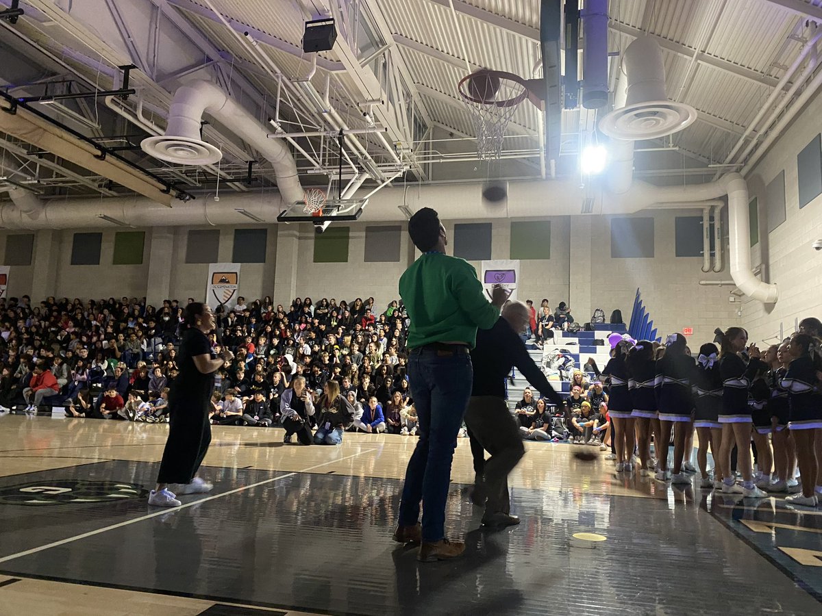lindemuthccsd's tweet photo. Our Sports Assembly was on 🔥! #GMS #NeonAssembly #GlowBabyGlow https://t.co/8vdUNKVguS