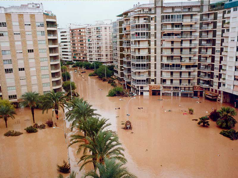 nil77777777777's tweet photo. Fun fact de la L1 de Metrovalencia: 

Hasta el 2 de Marzo del 1990 la cabecera sur de la línea se situaba en Alberic y no en Castelló. Esto debido a que, años atrás, la pantanada de Tous destruyó por completo el trazado entre ambas localidades. https://t.co/RfMJtFMqmj