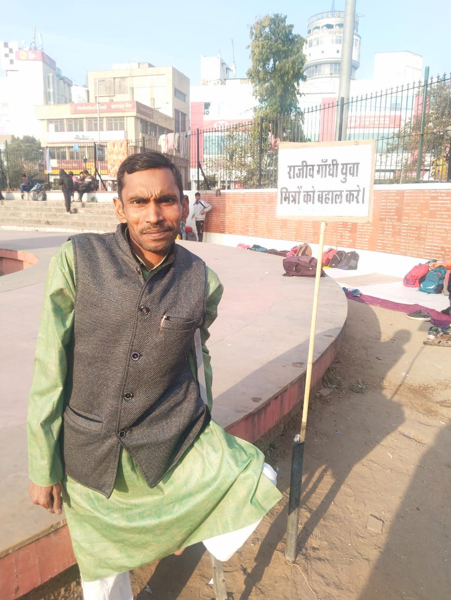 MeghwalNee56266's tweet photo. मैं पहले दिव्यांग नही था , परंतु मेरा रोजगार छीन लेने के बाद सरकार ने मुझे दिव्यांग कर दिया हैं।
मेरा रोजगार लौटा दो भजनलाल सरकार।🙏
#ModisGaurnteeFail
@narendramodi @Emmanuelmacron
@BhajanlalBjp @KumariDiya
@1stIndiaNews @zeerajasthan_
Jai Nari Shakti 🙏🙏 https://t.co/ZKioJYnBsW