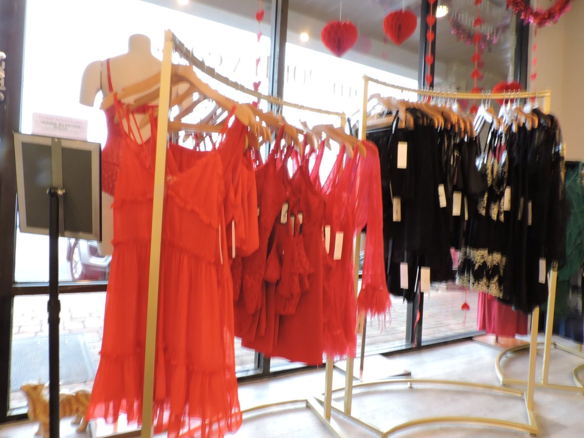 SharonLeeSays's tweet photo. Exploring the shops for Valentine's Day gifts, #aroundtheparkagain discovered @alamodelingerie in Annapolis. Men of all ages frequent the shop every Feb. 14th. Their sweethearts will love receiving a gift of Valentine red or sultry black lingerie.
https://t.co/YlSjSsGwVU https://t.co/383K84jhjt