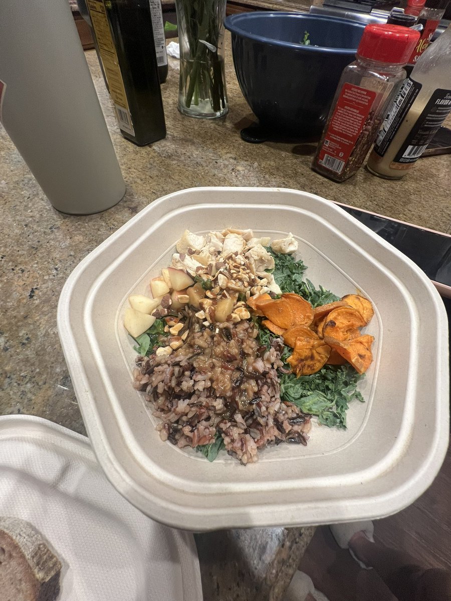 jadebug38's tweet photo. @sweetgreen what the hell is this? I order delivery and because I’m not there you can give me half a bowls worth of food?! $20 for this? Absolutely ridiculous!!!!!! https://t.co/3oojPdkX5e