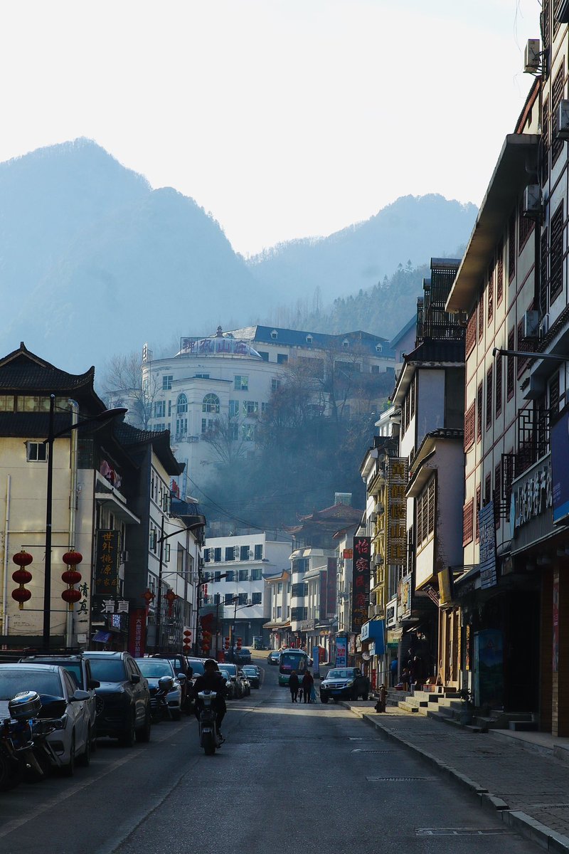 Strolling in the old town.⛰️

📍Shennongjia, Hubei, China

#city #oldtown #oldstreet 
@hubeifocus