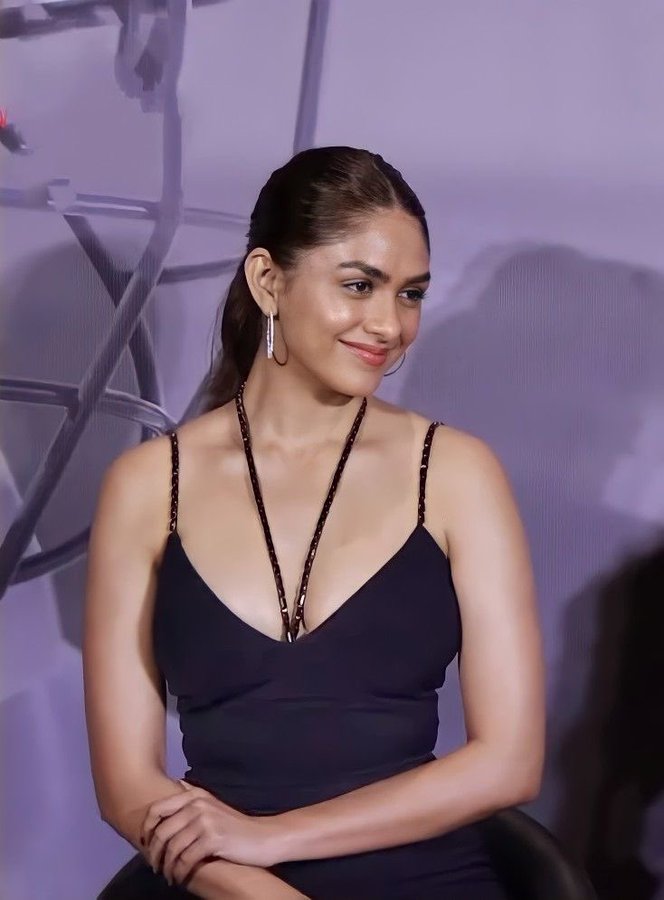 GFTRldAbkAAFtIO?format=jpg&name=900x900