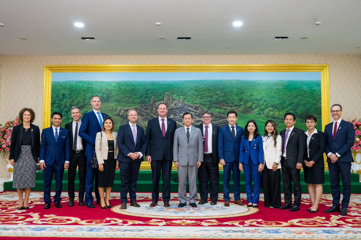 DFDLLegalandTax's tweet photo. DFDL Cambodia Davy Kong attended a courtesy meeting with Samdech Thipadei Hun Manet, Prime Minister of Cambodia on 1st Feb, 2024 at the Peace Palace.

#DFDL #AmCham #Cambodia #BusinessDevelopment #Sectors #Industrial #Realestate #Tourism https://t.co/NnN37VhHzb