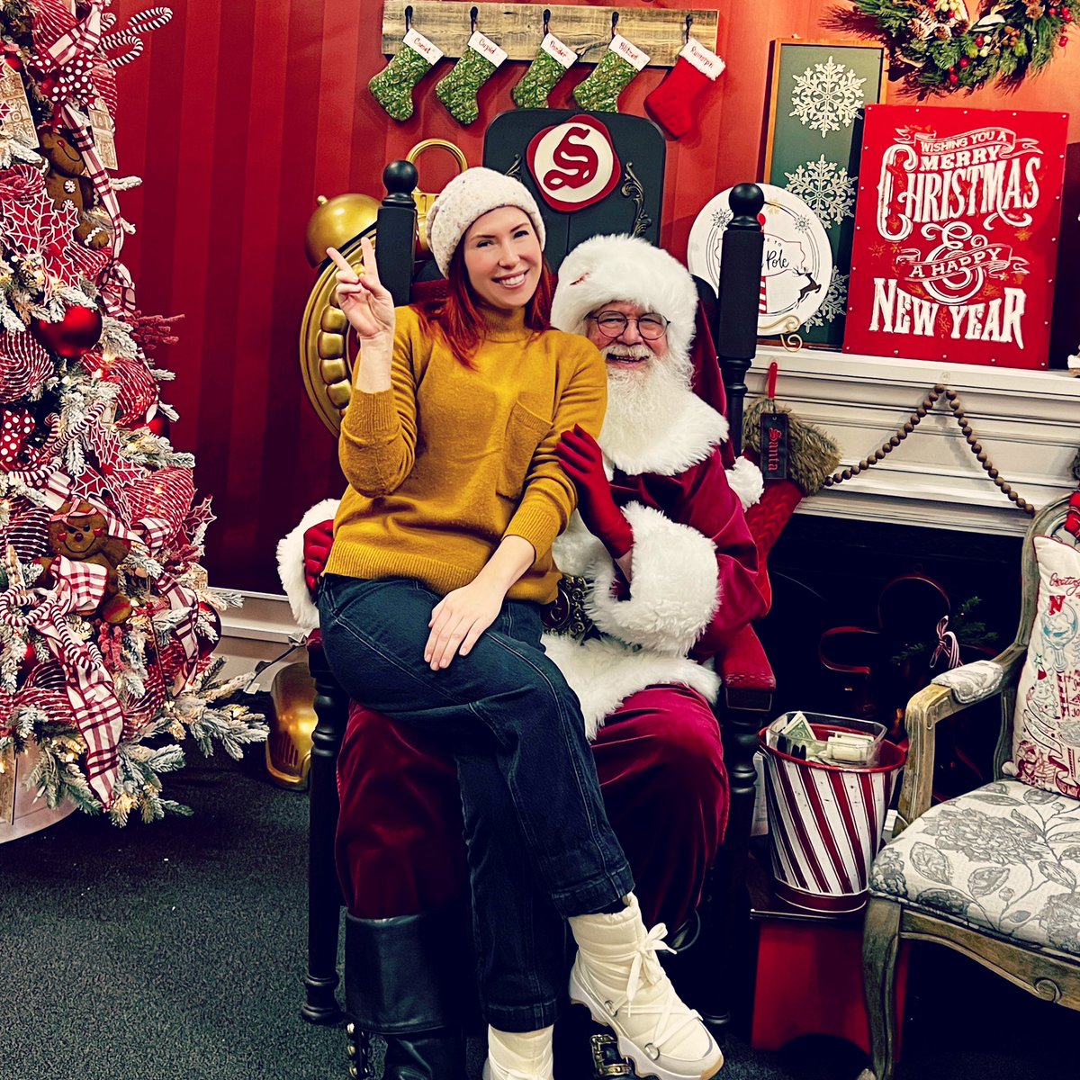 AboutElizabethM's tweet photo. One simply cannot visit the #NorthPole without visiting Santa as well โ๏ธ๐
He asked me what I was doing in Alaska, and I told him about @AlaskaComicon. And he had no idea what Zelda or anime was, but he said he was sure Iโve been a good girl regardless lol
#wheninalaska https://t.co/ZY8T6BDa9p