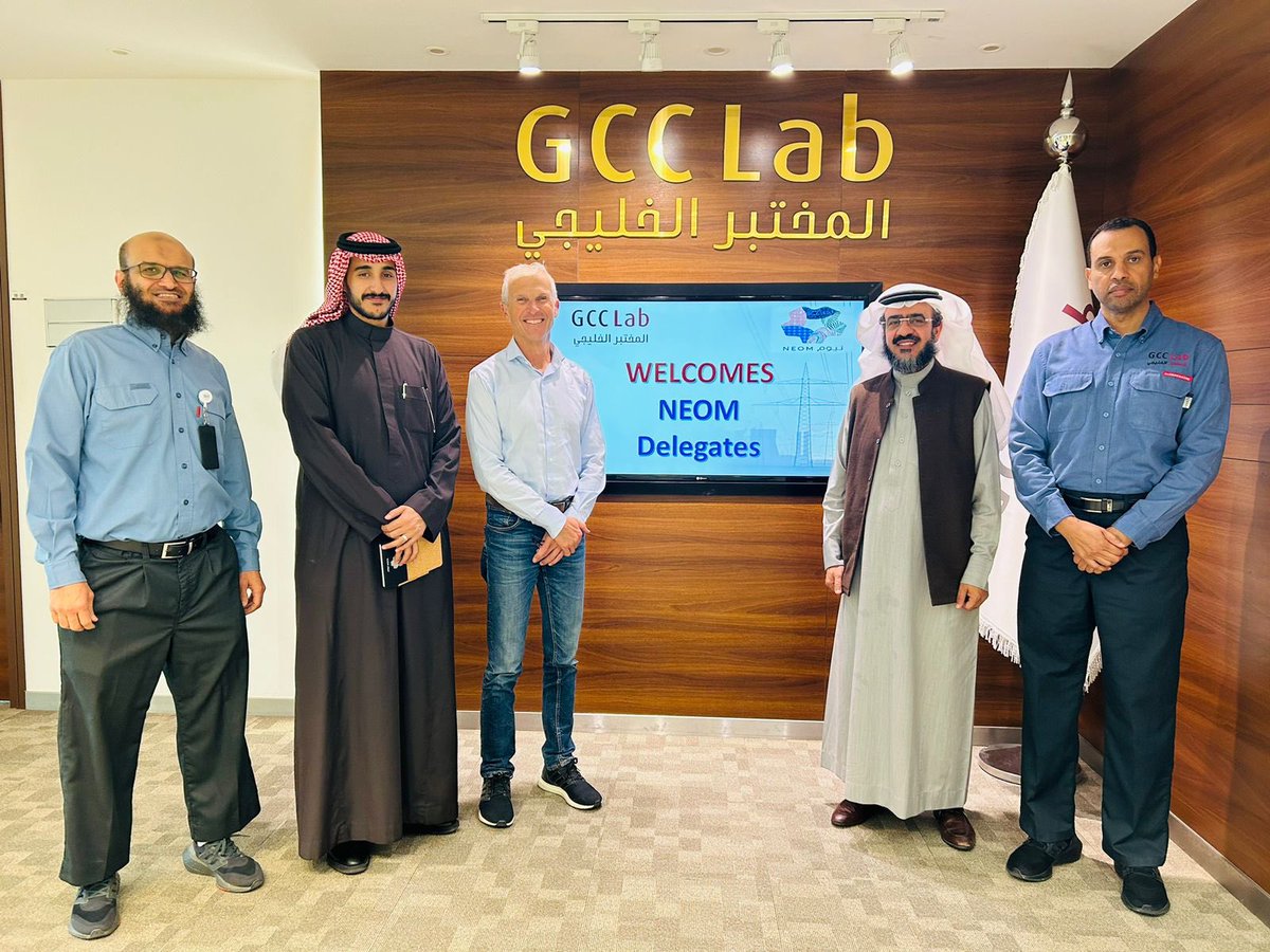 GCCELAB's tweet image. The Chief Environment Officer  at #NEOM, Professor Richard Bush and Eng. Salman Al-Ghamdi, Director of Environmental Management Strategy at @NEOM, visited the #GCCLAB where the delegation visited the laboratory complex and explored  the company’s various technical capabilities.…