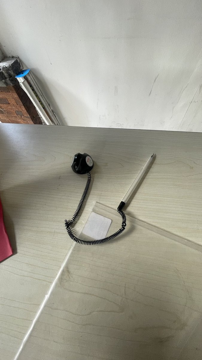 Halo Bapak/Ibu <a href="/ditjen_imigrasi/">Ditjen Imigrasi</a> <a href="/kanimdps/">Kantor Imigrasi Denpasar</a> pulpen yang ruang tunggu semua habis dan rusak mohon di refill dan di ganti yang baru Pak/Bu, untuk kenyamanan bersama 🙏🏼🙏🏼 terima kasih