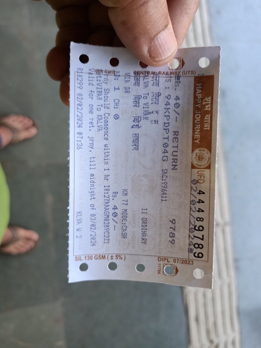 rupeshsakpal's tweet photo. @BJP4Maharashtra तुम्ही काय मोठे तीर मारलेत? आज एक लोकल ट्रेन मधे प्रवास सुरू करायला 45 मिनिट लागतात तेही दरवाजात लटकून जायला. काय तुमच योगदान कळवा रेल्वे स्टेशन प्रवास सुधारण्यासाठी? https://t.co/lSnxFpMHRd