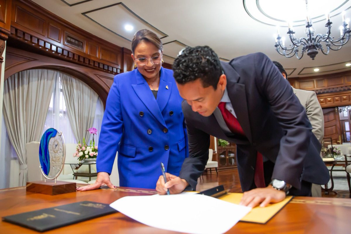 SARHonduras's tweet photo. Christian Duarte ha sido juramentado hoy por la Presidenta de la República @XiomaraCastroZ como Ministro Director del Servicio de Administración de Rentas. 

En el actual Gobierno, Duarte fungió 2 años como Subdirector del SAR luchando por la Justicia Tributaria y por un sistema tributario más humano.

Nuestro nuevo Director es licenciado en Economía por la @UNAHoficial y cuenta con una maestría en Gobierno y Asuntos Públicos por la Facultad Latinoamericana de Ciencias Sociales @FlacsoMx.