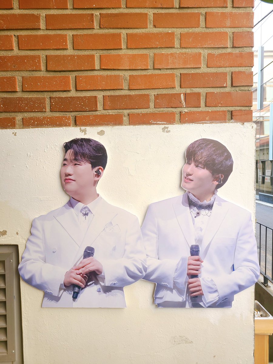 《 𝐅𝐢𝐫𝐬𝐭 𝐅𝐞𝐛𝐫𝐮𝐚𝐫𝐲 》
퍼스트페브러리 오늘도 활짝 열려있어요 💛
벌스데이보이들과 쓰리샷 찍으러 오세요 🤳

#코알라와펭귄의생월파티
#서영택김성현_생월축하해
#퍼스트_페브러리_우리라는_기적