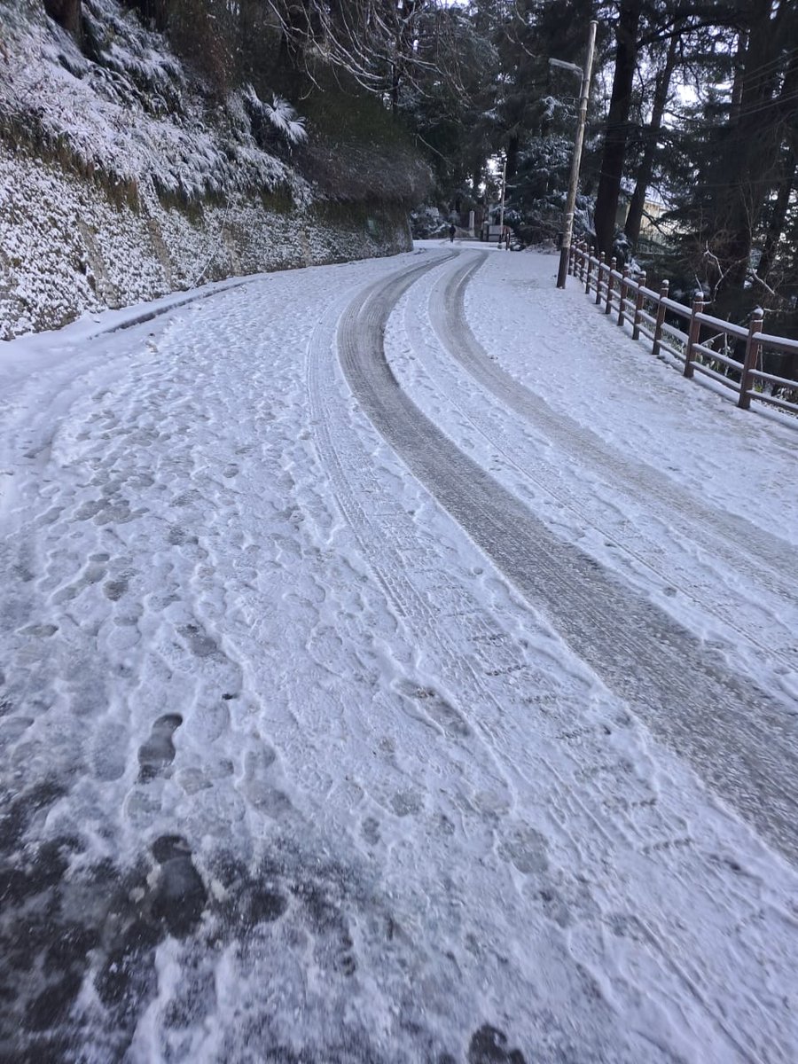 NarvirRathour's tweet photo. Outstanding view , experience 5/6" snowfall. Take precautions while #drivingvehicle.
Panoramic beautiful scenery at Bharari Shimla, eagerly waiting  tourist,Snowy mountains, Snow clad trees, white flora funna symbolic of purity heart Mind.
#snowfall #sliperroad #HimachalPolice https://t.co/xEBKUOwCst
