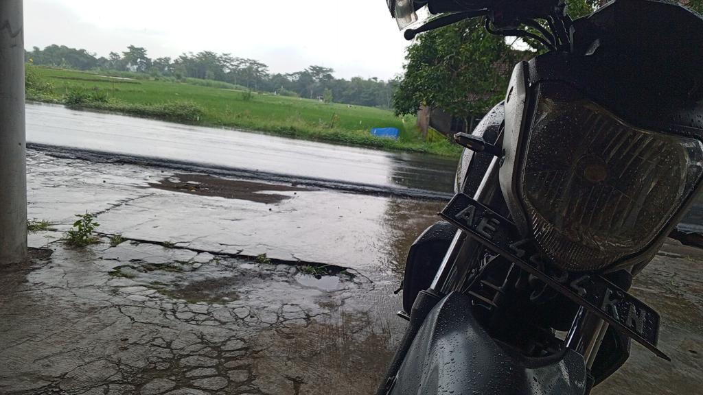 Pagi ini di hari yg makbul dalam mengutarakan isi hati kepada sang segalanya,merasakan kenikmatan "NGEYUP" Dalam dialek Jawa atau "NGINSUT" Dalam dialek Bali.
Dikala Rahmat dari sang pencipta datang secara bersamaan.