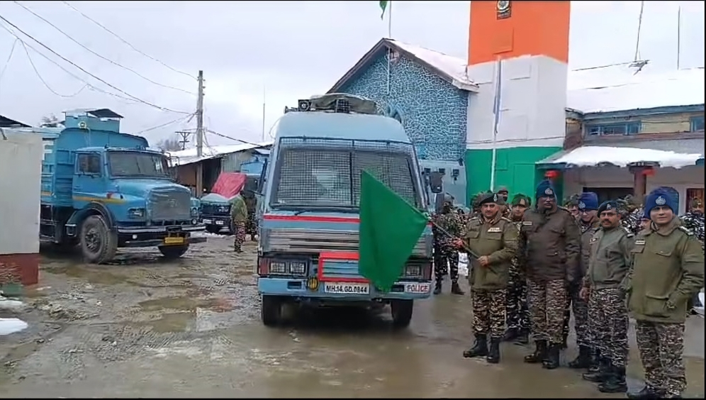 Local Kashmiri students embarked on a journey of discovering Bharat,while visiting Delhi & Mumbai under the ambit of Bharat Darshan programme. Today Commandant 179 Bn CRPF flagged off with best wishes for their journey and unique experience. @crpfindia @KOSCRPF @OpsNkor