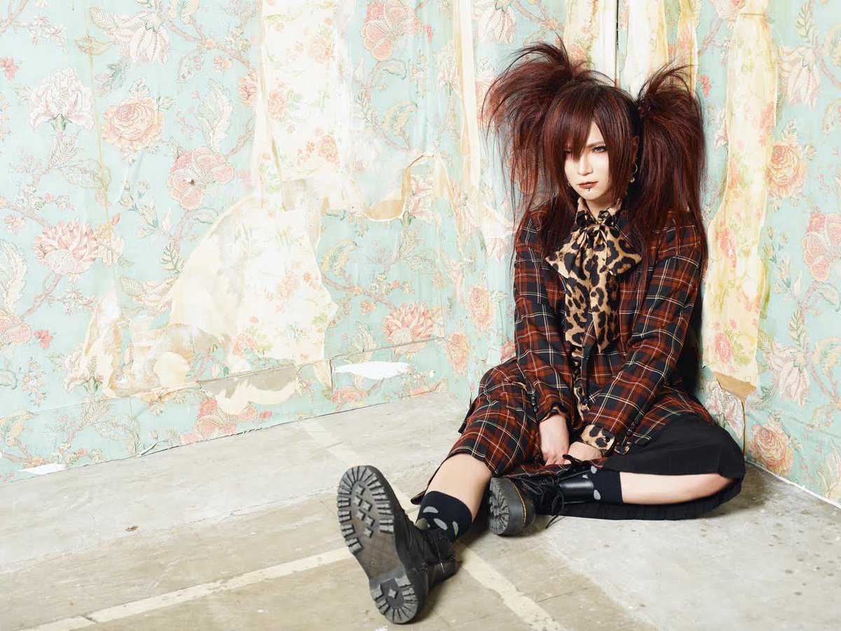 ツインテールの日 DEZERT (vocal) 千秋さん 最新アー写と過去アー写