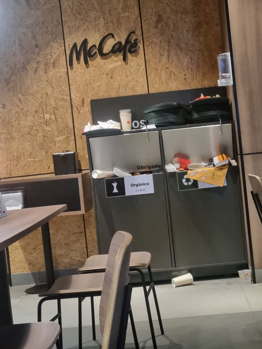 Alou <a href="/McDonalds/">McDonald's</a> <a href="/McDonalds_BR/">Méqui</a>  uma fiscalizada nas lojas de campo grande RJ cairia bem, péssimo atendimento, loja com insetos, lanches mal montados, funcionários mal humorados, lixos e mais lixos nas mesas e lixeiras. #Decepción