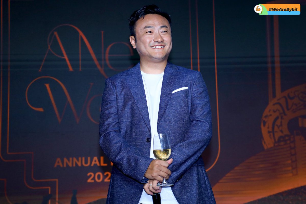 Bybit_Official's tweet photo. "We're more than a platform; we're future industry leaders." - CEO @benbybit at our gala event.
Bybit's dedication to shaping the crypto world is unwavering!
🔥 Find out what else Ben says in his speech: https://t.co/IhJEUBGg0l
#WeAreBybit https://t.co/HeX8mT1WuG