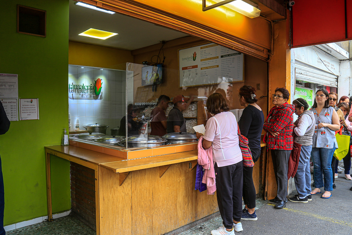 ChilangoCom's tweet photo. ¿Ya probaste los tamales de chipilín? Pues los de este lugar son los favoritos del mismísimo presidente. 😮 Por algo muchos dicen que aquí se venden los mejores tamales de la ciudad. 🫔✨🤤 ¿Será? 

Acá la info para que vayas por los tuyos: https://t.co/oUlSZHyM9F 😋 https://t.co/QSlawNHv8R