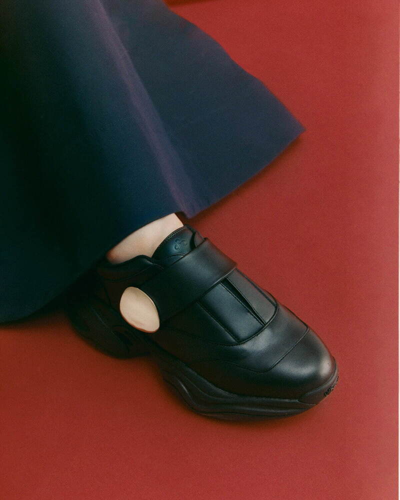 fashionpressnet's tweet photo. ハルノブムラタ×オーエーオーが初コラボ、“ゴールドプレート華やぐ”レザースニーカー - https://t.co/TIXu6jVq5E https://t.co/KBxQNZzzTo