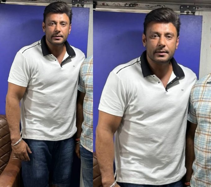 Team_DBoss171's tweet photo. Just one leaked pic from #DevilTheHero  set 💥
Look at those biceps 💪🥵
Action😎                                               Reaction🤙
 
#DBoss #BossOfSandalwood
@dasadarshan https://t.co/lDlYGdardo