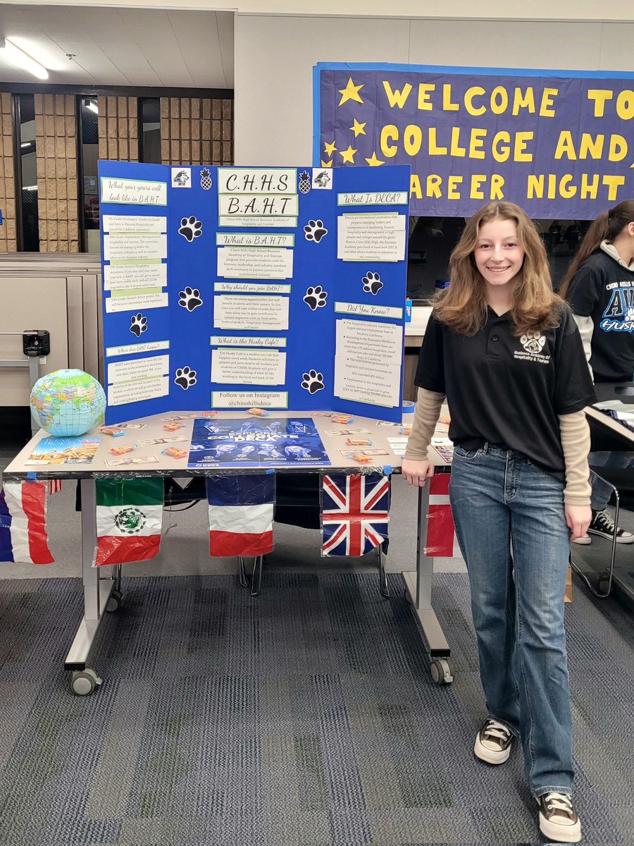 LlamasCM's tweet photo. Empowering the Next Generation of Leaders!🌟 Townsend Jr High's college &amp; career night was a success, thanks to #CHHS BHAT Academy &amp; #DECA student ambassador, Gianna Llamas. Witnessing my daughter offer career guidance to young minds is inspiring
#FutureLeaders #ProudParentMoment https://t.co/d2bxGORaQ7