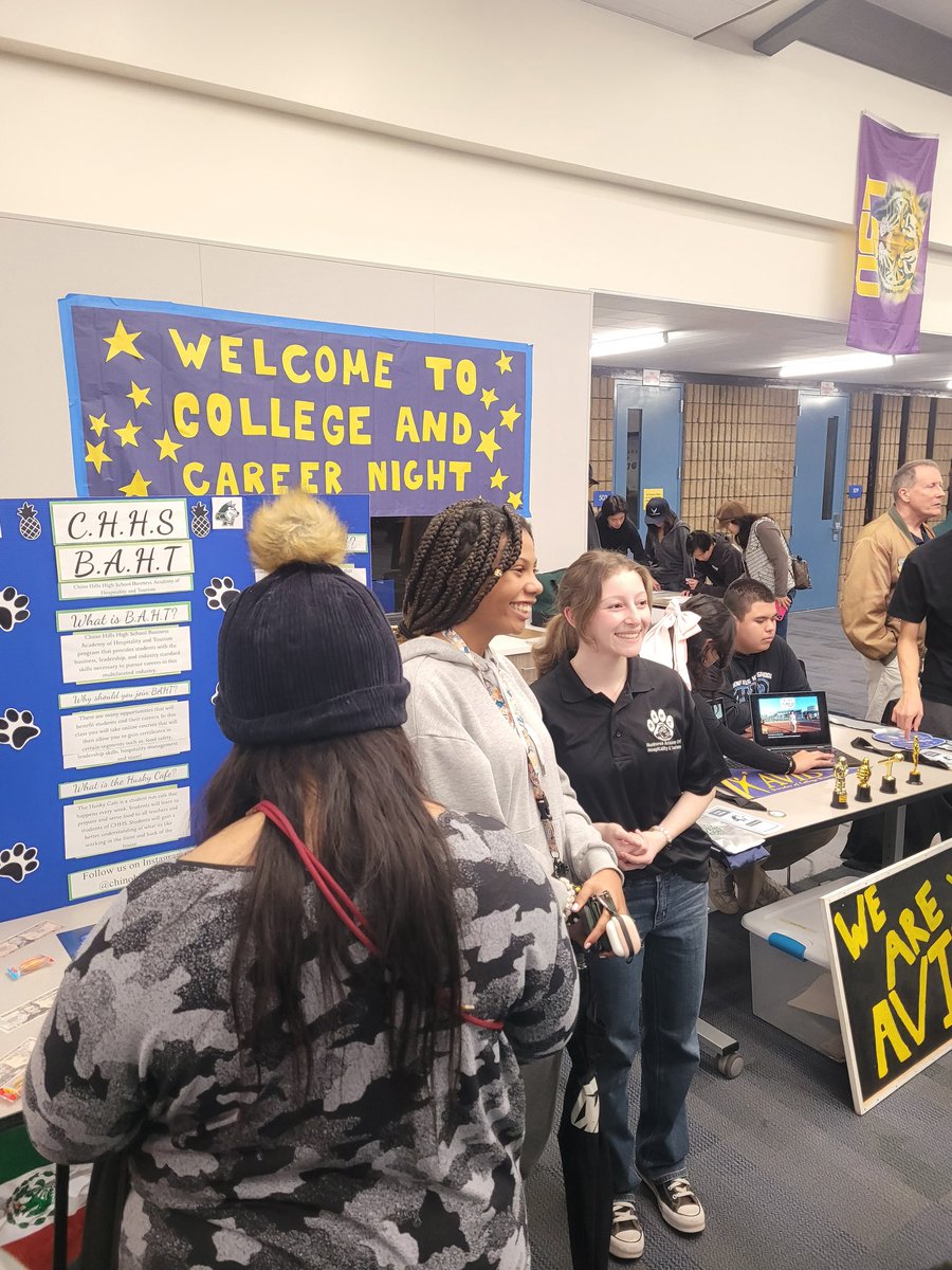 LlamasCM's tweet photo. Empowering the Next Generation of Leaders!🌟 Townsend Jr High's college &amp; career night was a success, thanks to #CHHS BHAT Academy &amp; #DECA student ambassador, Gianna Llamas. Witnessing my daughter offer career guidance to young minds is inspiring
#FutureLeaders #ProudParentMoment https://t.co/d2bxGORaQ7