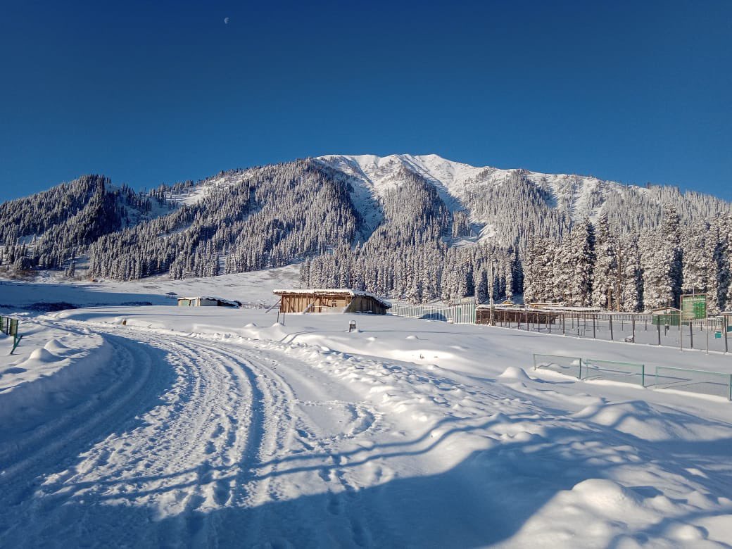 JandKTourism's tweet photo. A beautiful crisp morning at Dodhpathri.
Adventure awaits! 
#snow #WinterWonderland #snowfall #dodhpathri #offbeat #destination #budgam #kashmir #TravelGoals @diprjk https://t.co/t7KNg0oDuj