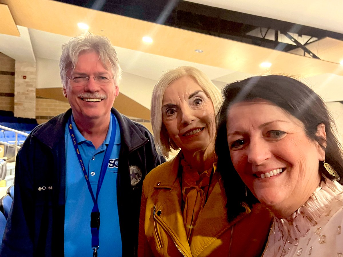 scucfinearts's tweet photo. Oklahoma opening night! Incredible work acting, singing, dancing, playing and conducting! And what an honor to have our new superintendent, Paige Meloni, in the house, with school board President Ed Finley and Secretary Belinda Evans. #SCUCTheatreActingUp #withthefringeontop https://t.co/utTR8kIg30