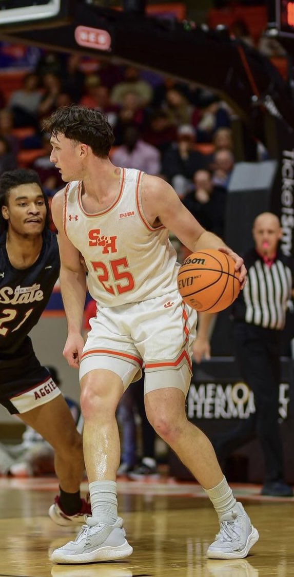 SportsofSHSU's tweet photo. Cam Huefner had his biggest performance of the year tonight 🔥 

18 Points
7-13 FG
4-9 3PT
6 Reb

Has battled through so many injuries this last year and came up huge tonight. https://t.co/5ERLMTUWci
