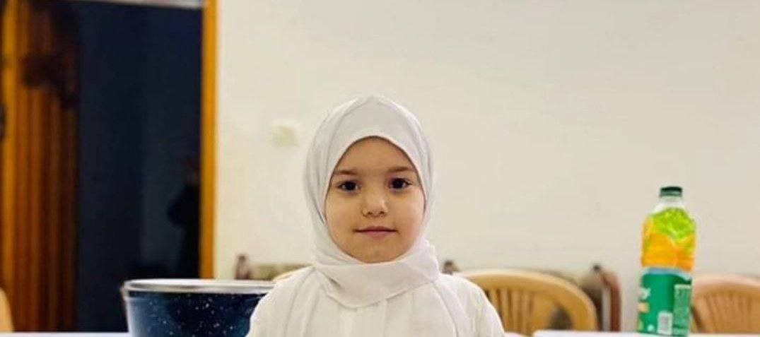 Marchfoward's tweet photo. KEMASKINI

Sudah 80 Jam tiada khabar berita dari Hind Rajab iaitu kanak kanak perempuan yang terperangkap di dalam keretanya selepas dibom Israel dan dikepung Kereta Kebal Merkava di Bandar Gaza. Pasukan Ambulans Persatuan Bulan Sabit Merah Palestin dihantar menyelamatkan Hind tapi turut terputus hubungan 

6 orang dari keluarganya termasuk ayah, sepupunya Layan dan 4 abangnya terbunuh dalam pengeboman itu

Layan berusia 15 tahun dan ditembak IDF ketika berhubung dengan Persatuan Bulan Sabit Merah Palestin 

#SaveHind