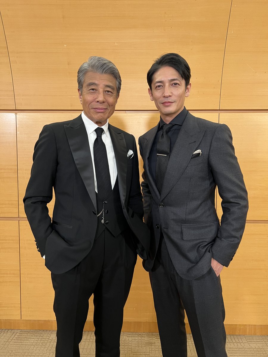 kamuy_movie's tweet photo. |||◤ #金曜日のゴールデンカムイ ◢||

▌▌⠀鶴見中尉：#玉木宏　▌▌
▌▌　　　  　✖ ⠀ 　　　▌▌
▌▌土方歳三：#舘ひろし⠀▌▌

【SNSでも話題の…𝗪ひろし】
貴重な2ショット写真をお届けッ!!!

鶴見中尉と土方が対峙する、
お二人の共演シーンもお見逃しなく‼️

『#ゴールデンカムイ』大ヒット上映中！