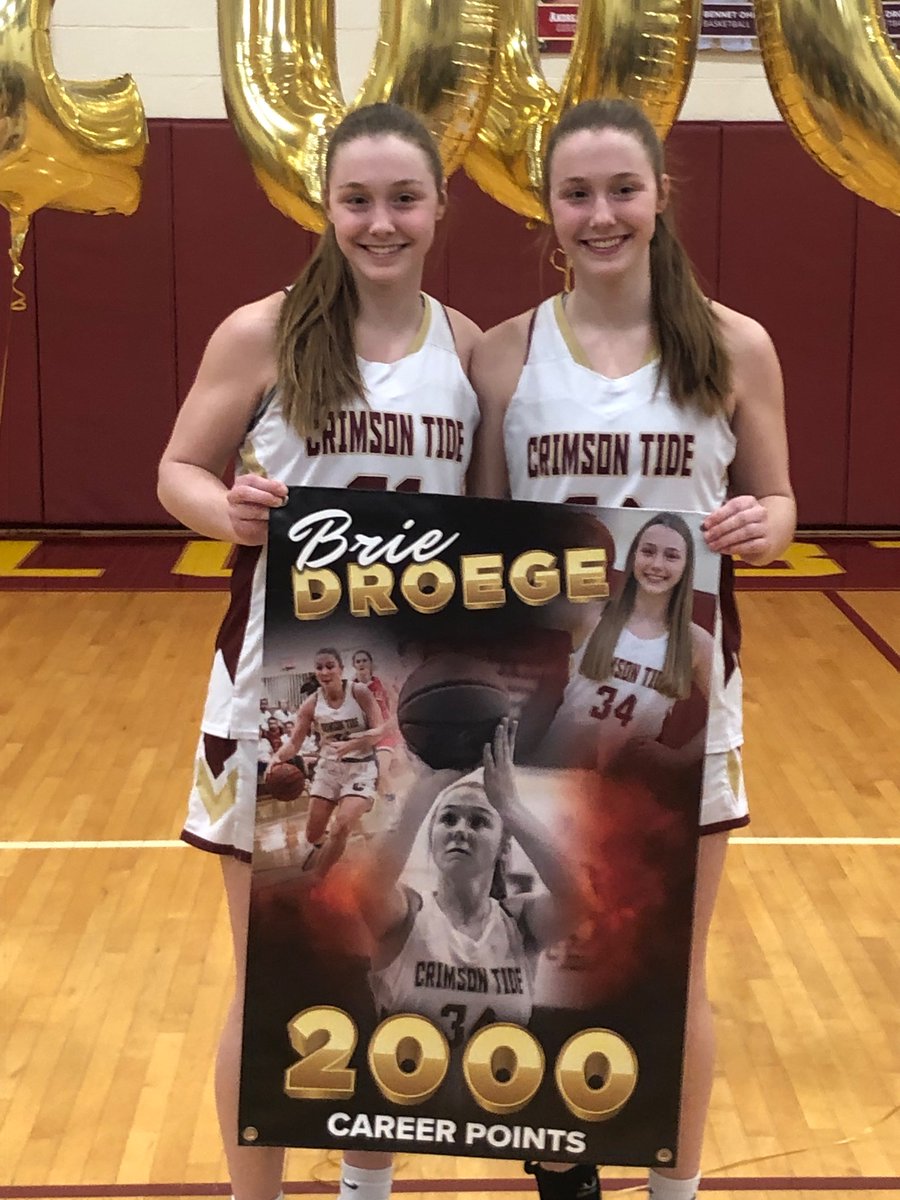 ethanv23's tweet image. Ethan Poetic congratulates Brie Droege for scoring 2,000 points.

#ethanpoetic #2000points #scoringpoints #girlsvarsitybasketball #fastbreaklayup #finishstrong 
#clapping #cheers #bigsmiles #livingthefastlife #basketball #identicaltwins #briedroege #brookedroege