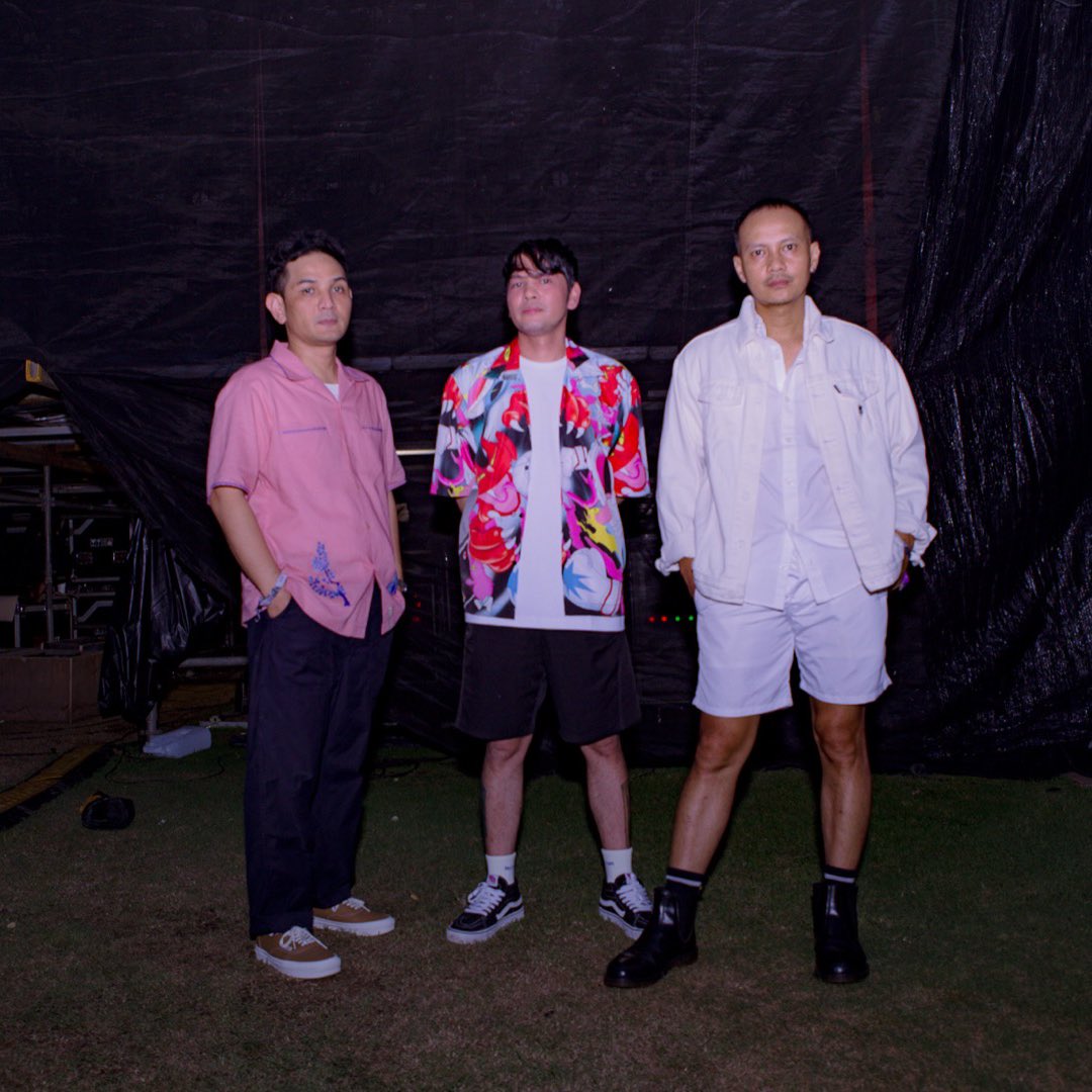 indieaccent's tweet photo. A loving marriage between dance track and alternative-rock delivers an anthem of joyful recklessness. It's a track that goes up and then immediately drops you back down — a trampoline of joy and jubilation. https://t.co/YeUcBRgphT