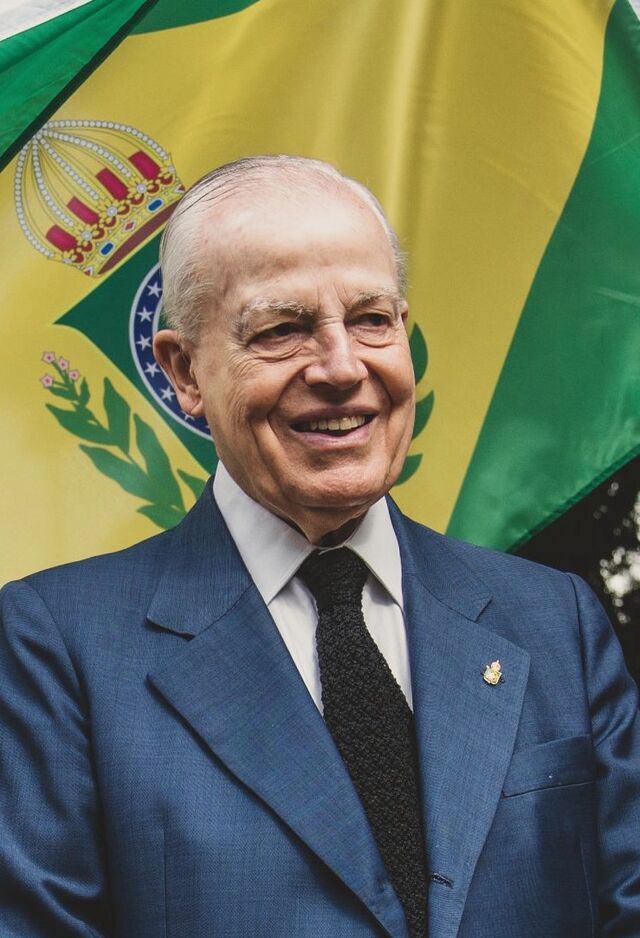 monarq_brasil's tweet photo. 02 de Fevereiro de 1941

Há 83 anos nasce o atual Chefe da Casa Imperial do Brasil

Conhecedor do "Brasil Raiz" e do Brasileiro.
Grande pesquisador de nossa História e do Agro, exímio observador e entusiasta

Feliz Aniversário S.A.I.R. Dom Bertrand que o Senhor o Abençoe sempre https://t.co/ZPGss6EpAe