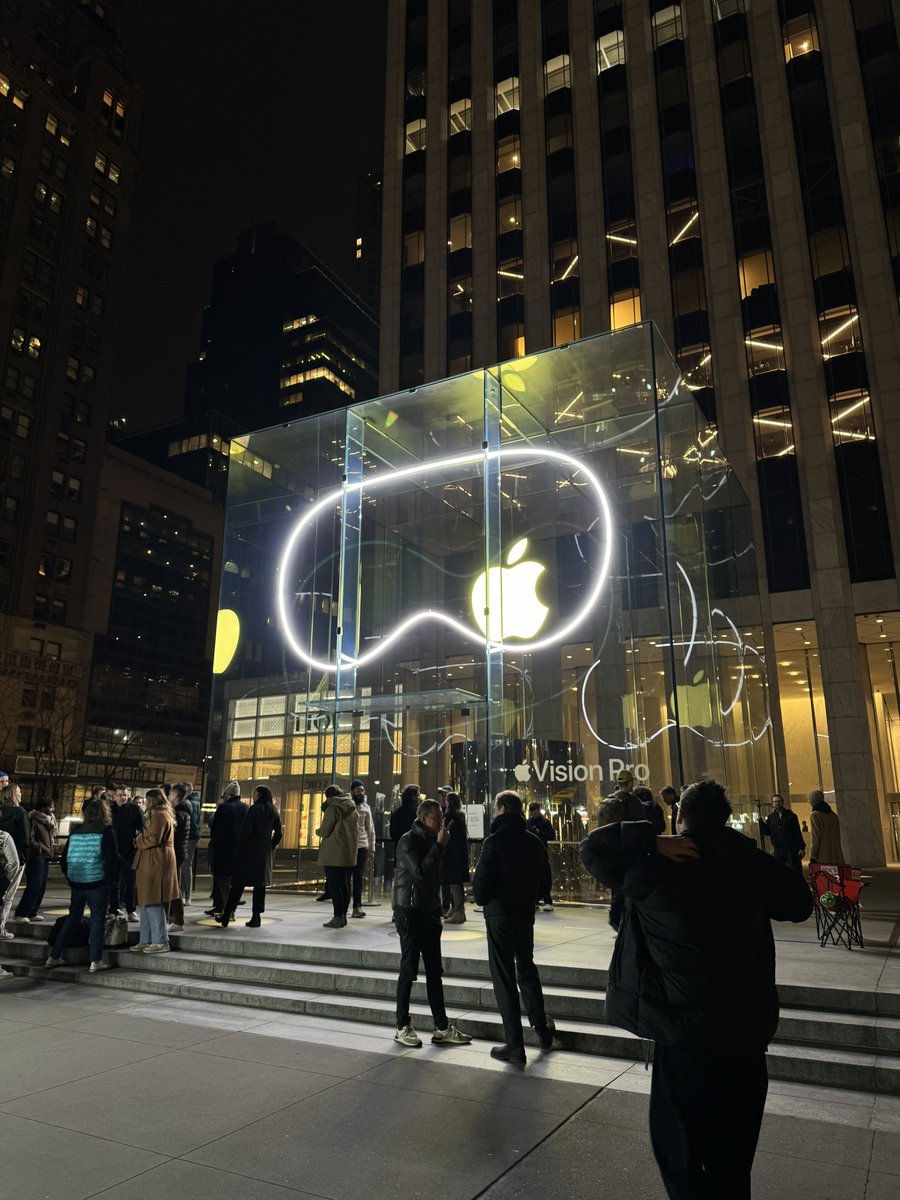 andrew17876's tweet photo. Big energy in the air outside Apple Fifth Ave tonight! https://t.co/1qvMwLsbfn