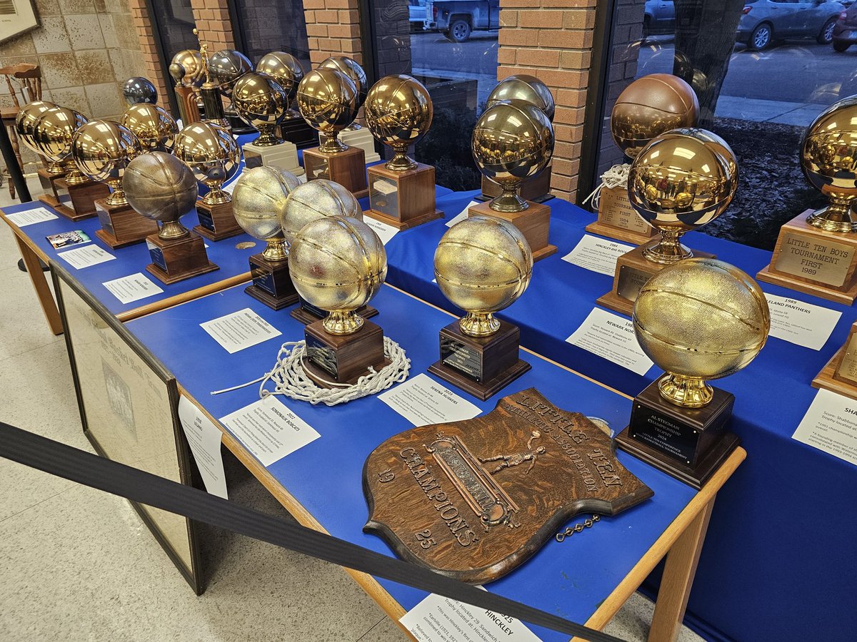 NestoHoops's tweet photo. These small school tournaments are extremely special. https://t.co/c4c6hUJkBk