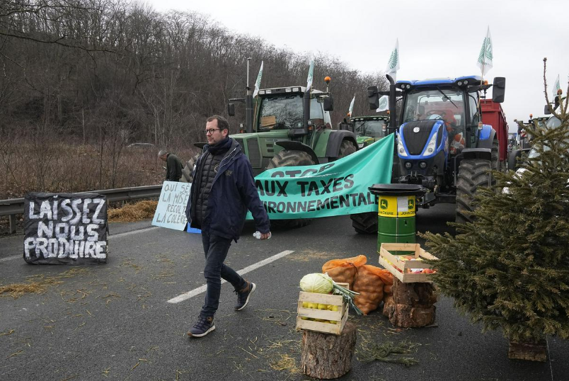 V Bruslju, kjer poteka izredno zasedanje voditeljev članic EU, so danes kmetje iz protesta proti visokim stroškom in strogim evropskim predpisom s traktorji blokirali promet. Po poročanju belgijskih medijev so protestniki z več sto traktorji zasedli evropsko četrt.