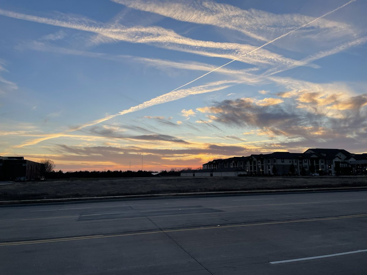 BattiStephen's tweet image. Texas sunsets are off the chain #LewisHamilton #sambazapodcast