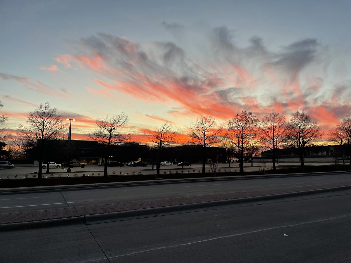 BattiStephen's tweet image. Texas sunsets are off the chain #LewisHamilton #sambazapodcast